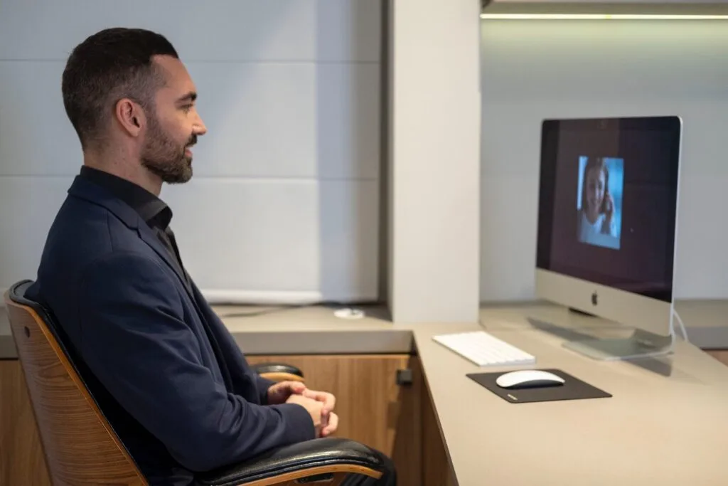 Psiquiatra em Florianópolis, Dr. Rafael Floriani Goulart, em retrato profissional no consultório. Telemedicina.